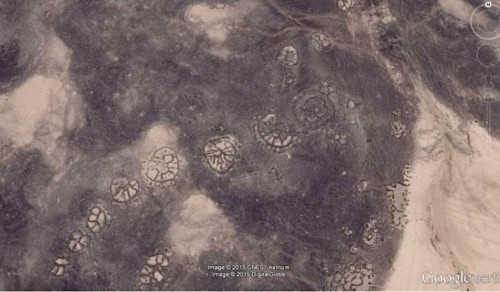 Некоторые колёсовидные геоглифы в оазисе Азрак в Иордании. Фото: Google Earth